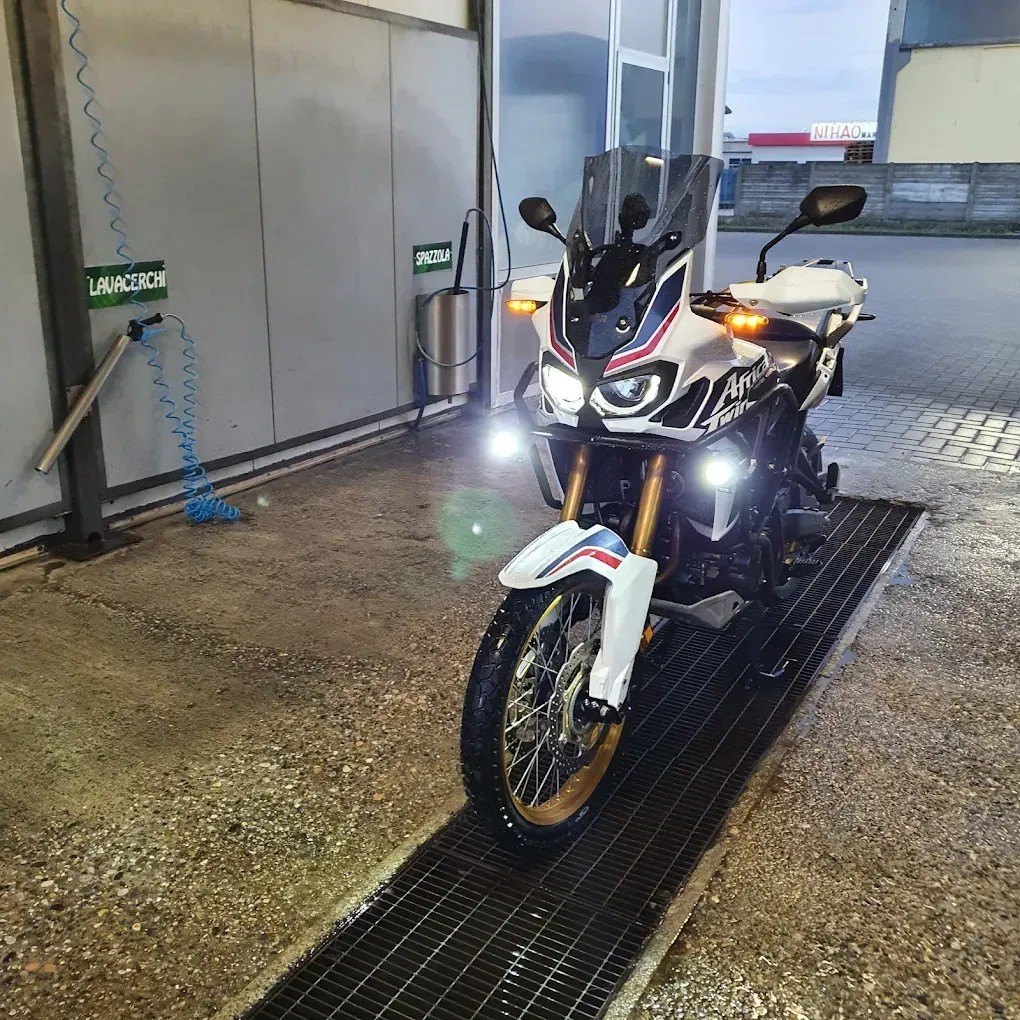 Postazione self service coperta con lancia e lavacerchi a Piacenza