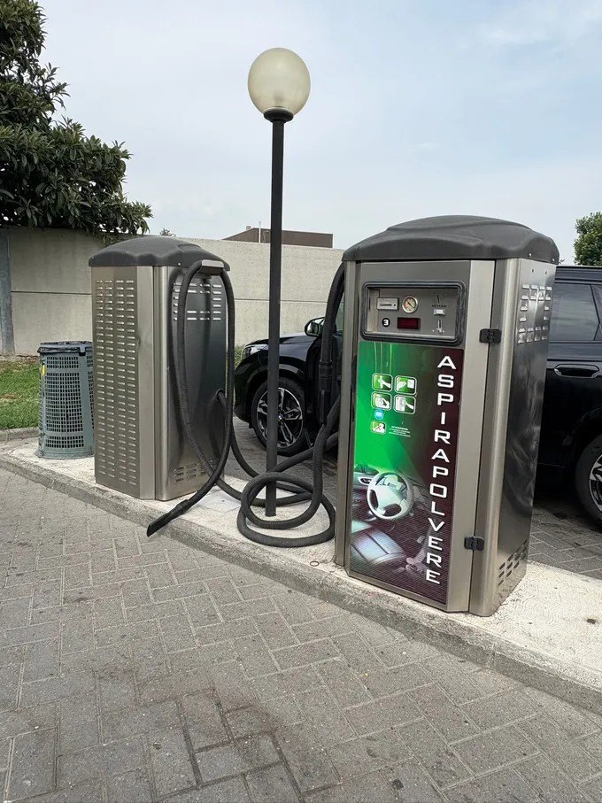 Postazione di aspirazione per gli interni dell'auto a Piacenza